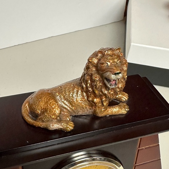 Vintage Wooden and cast bronze Table Top clock with Lion Figure - Picture 13 of 14